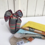 étui en tissu multicolore refermée par un nœud, pour produits d'hygiène solide